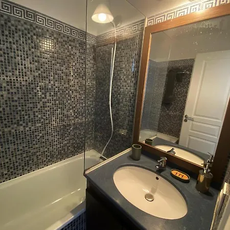 Appartement pieds dans la mer, piscine, parking Cannes Extérieur photo