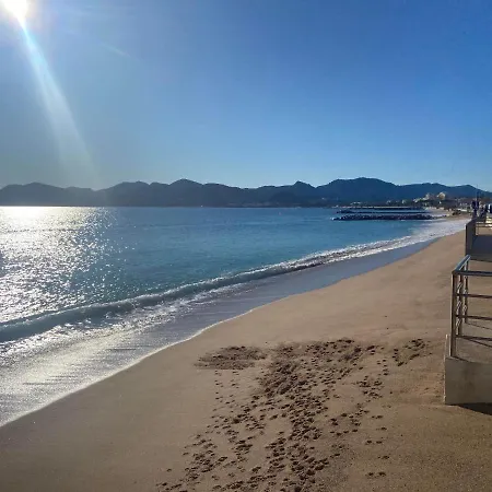 Appartement pieds dans la mer, piscine, parking Cannes Extérieur photo