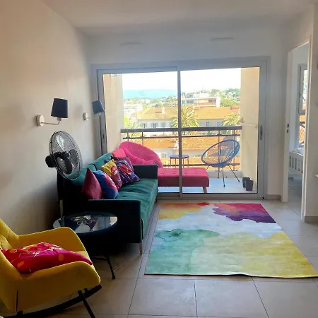 Appartement pieds dans la mer, piscine, parking Cannes Extérieur photo