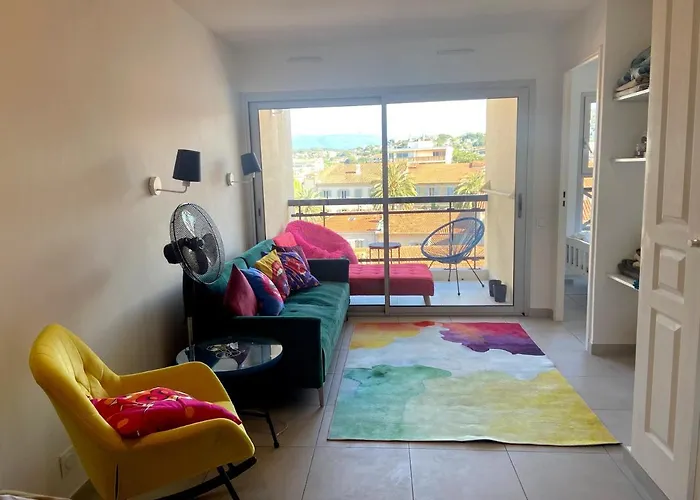 Appartement pieds dans la mer, piscine, parking