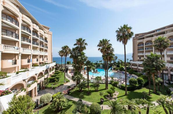 Pieds Dans La Mer, Piscine, Parking