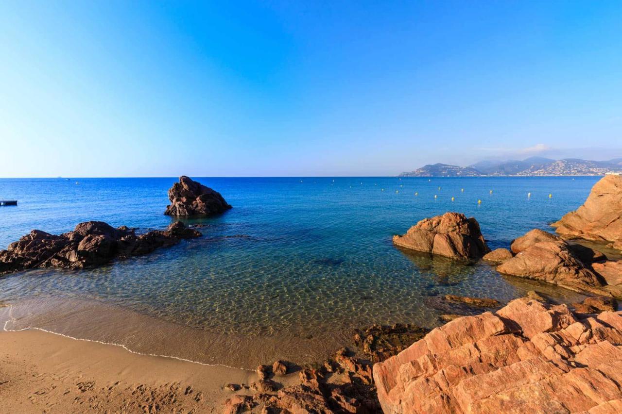 Pieds Dans La Mer, Piscine, Parking *
